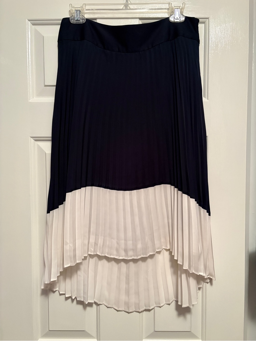 Ann Taylor size 6 Navy and White Pleated High-Low Skirt